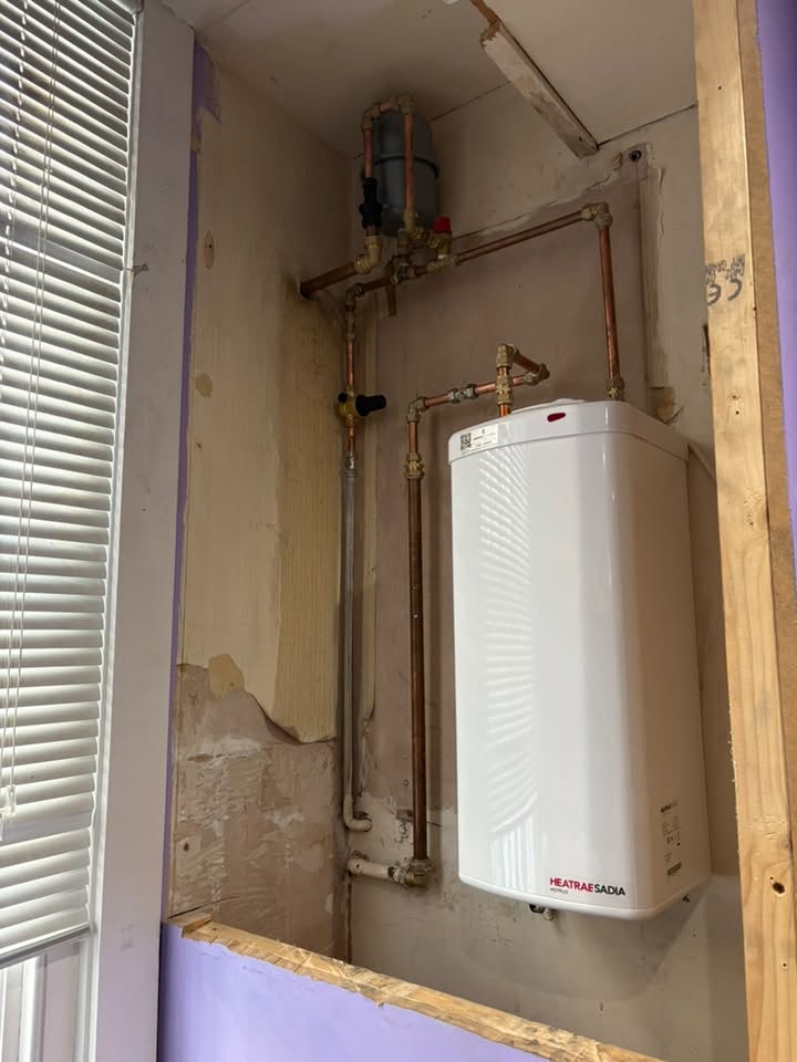 Boiler and heating installation